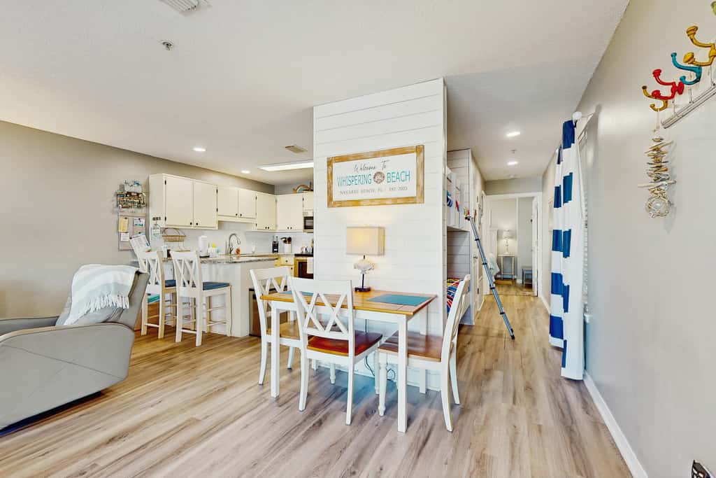 Cozy coastal condo with a shared pool and close to the beach