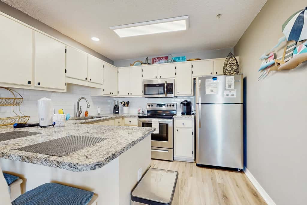 Cozy coastal condo with a shared pool and close to the beach