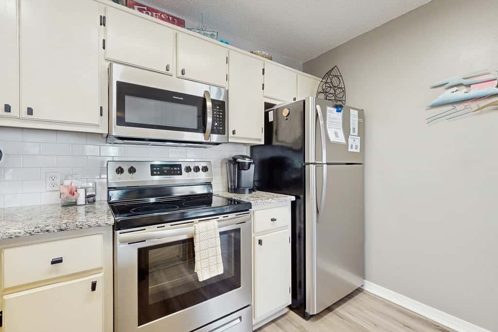 Cozy coastal condo with a shared pool and close to the beach