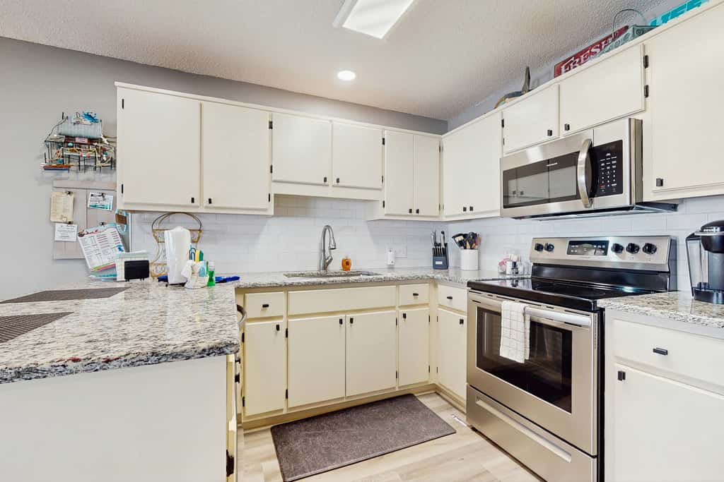 Cozy coastal condo with a shared pool and close to the beach