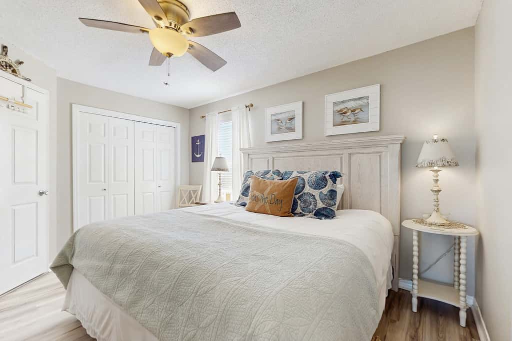 Cozy coastal condo with a shared pool and close to the beach