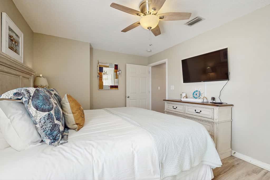 Cozy coastal condo with a shared pool and close to the beach
