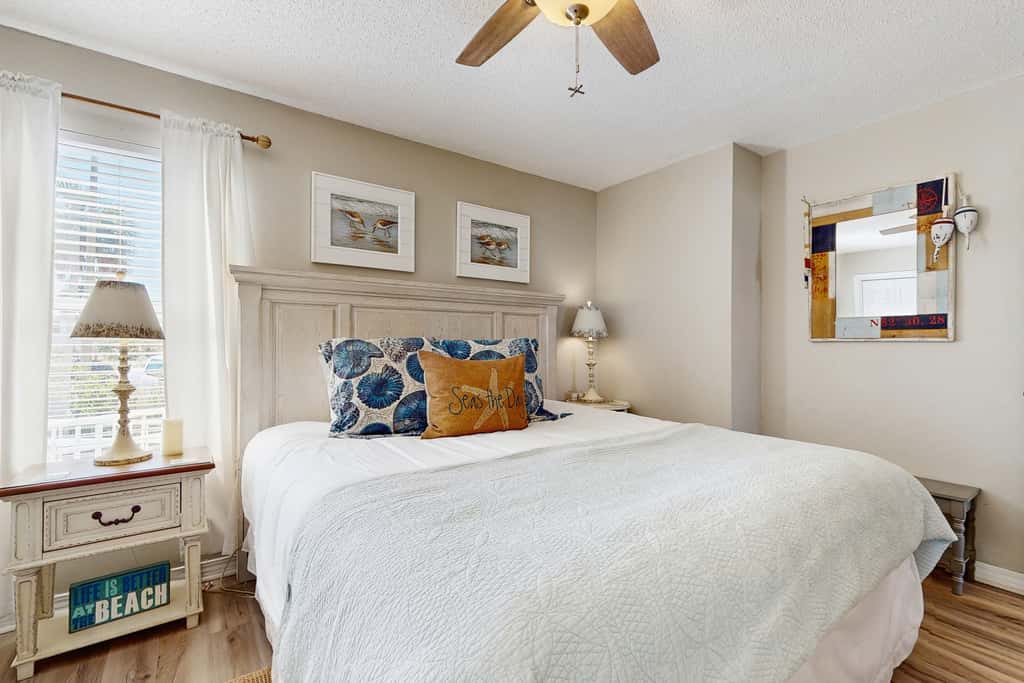 Cozy coastal condo with a shared pool and close to the beach