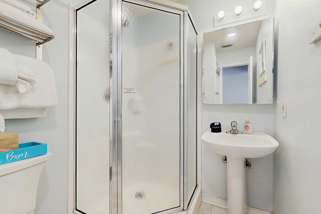 Cozy coastal condo with a shared pool and close to the beach