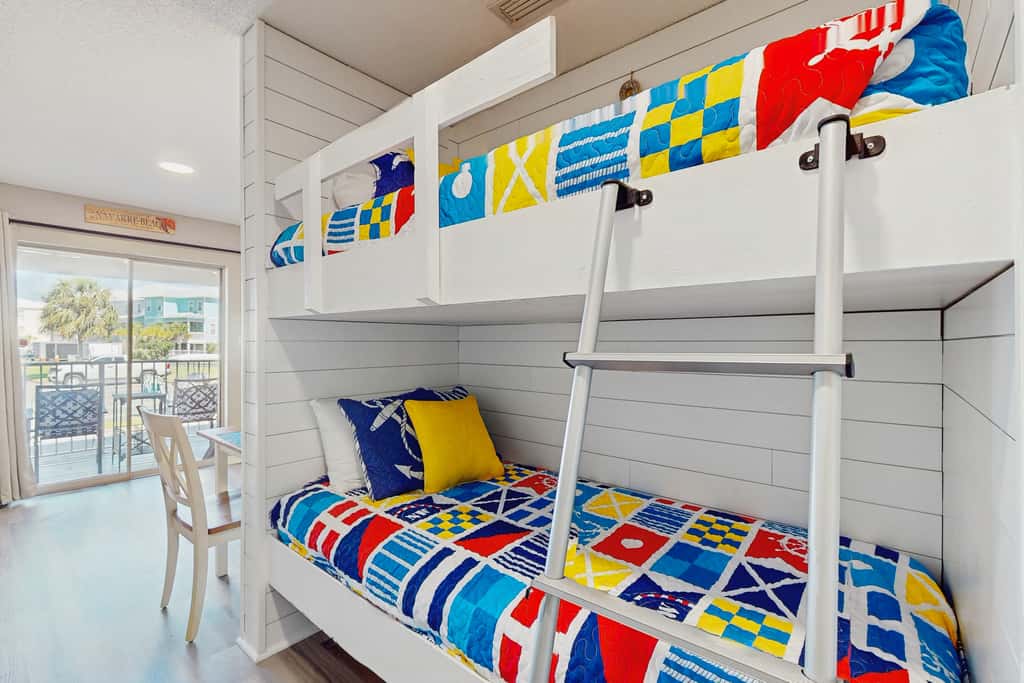 Cozy coastal condo with a shared pool and close to the beach