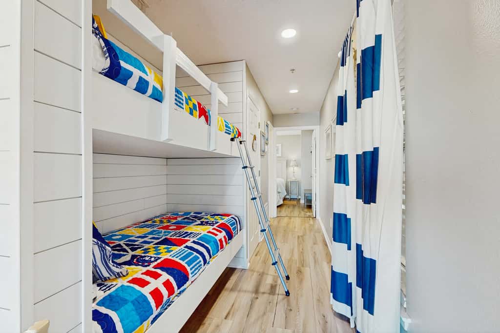 Cozy coastal condo with a shared pool and close to the beach