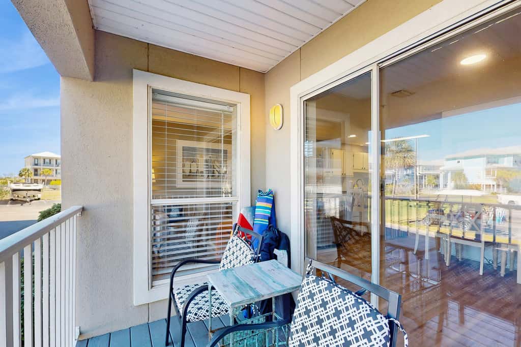 Cozy coastal condo with a shared pool and close to the beach