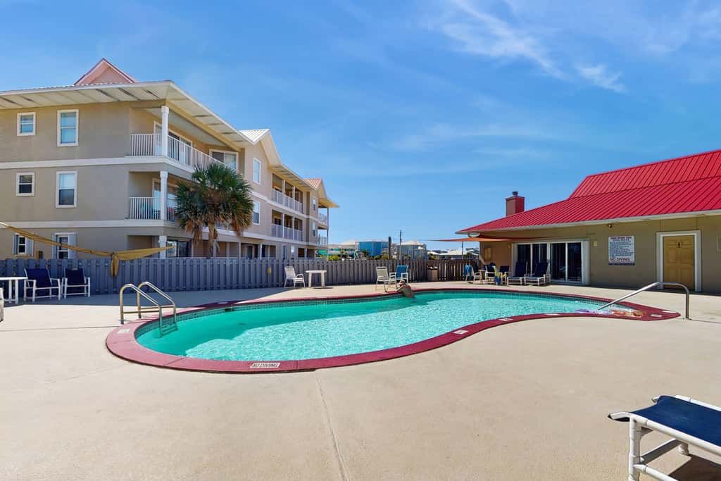 Cozy coastal condo with a shared pool and close to the beach