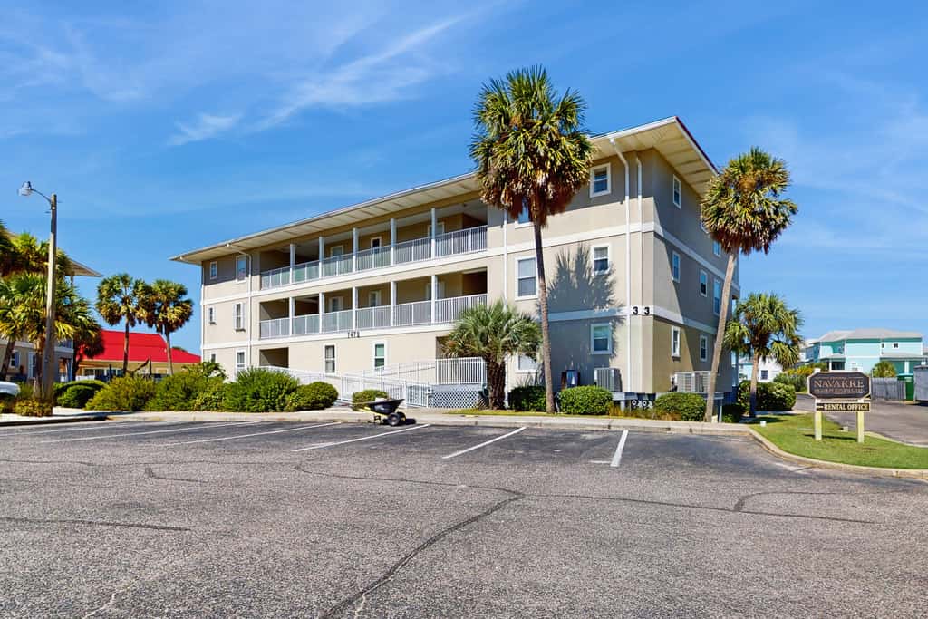 Cozy coastal condo with a shared pool and close to the beach