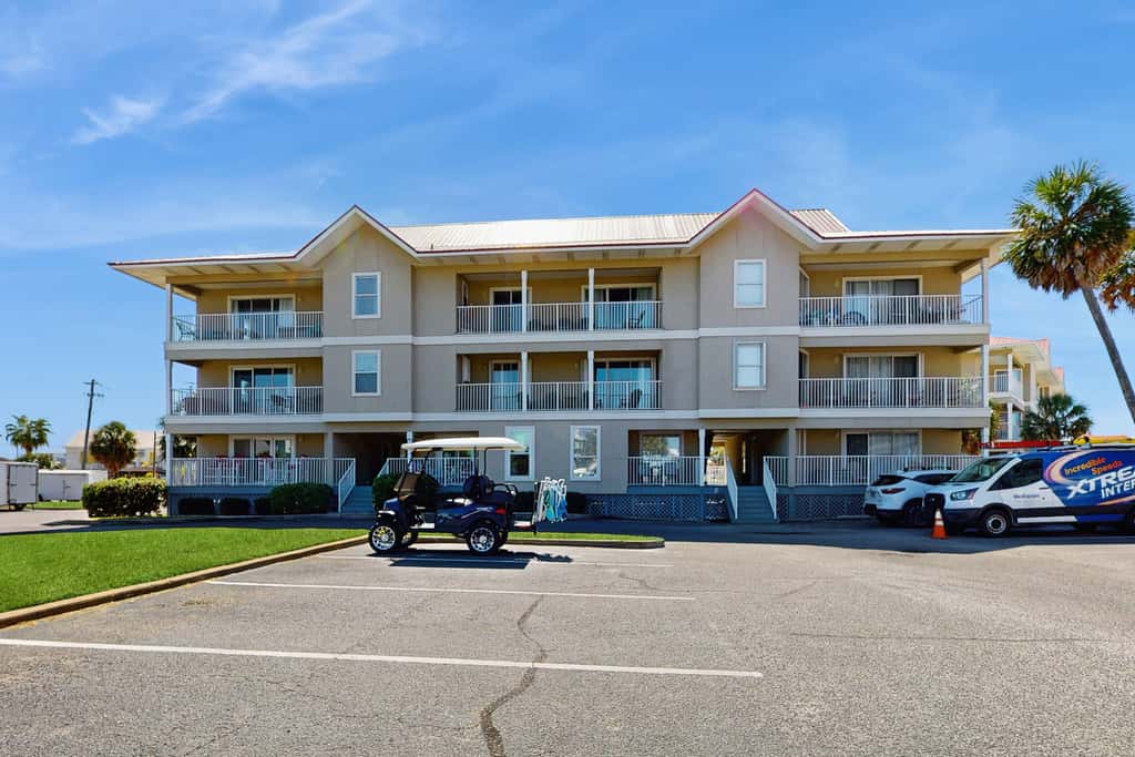 Cozy coastal condo with a shared pool and close to the beach