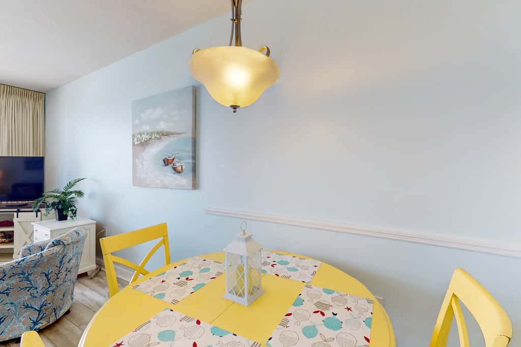 Gorgeous condo with private balcony, shared pool & beach access