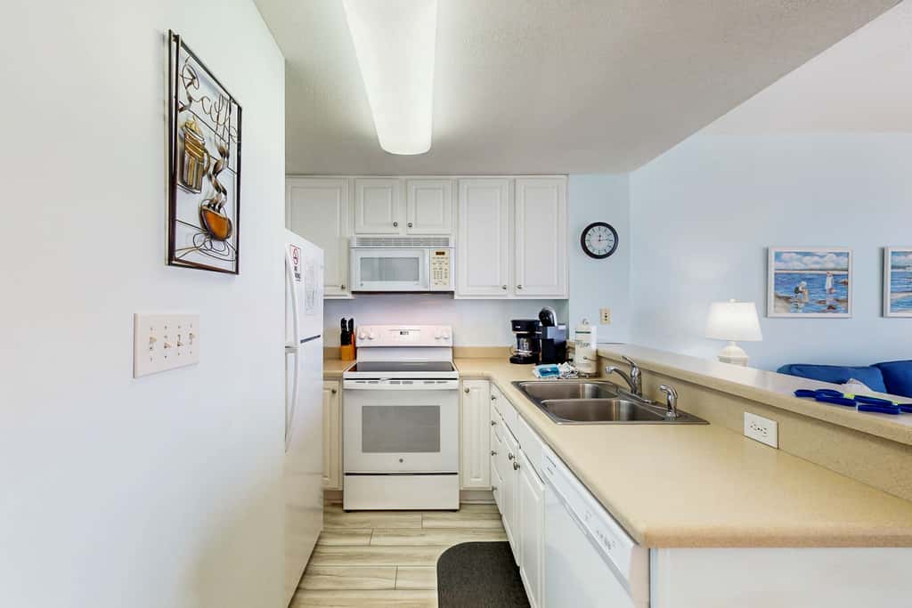 Gorgeous condo with private balcony, shared pool & beach access