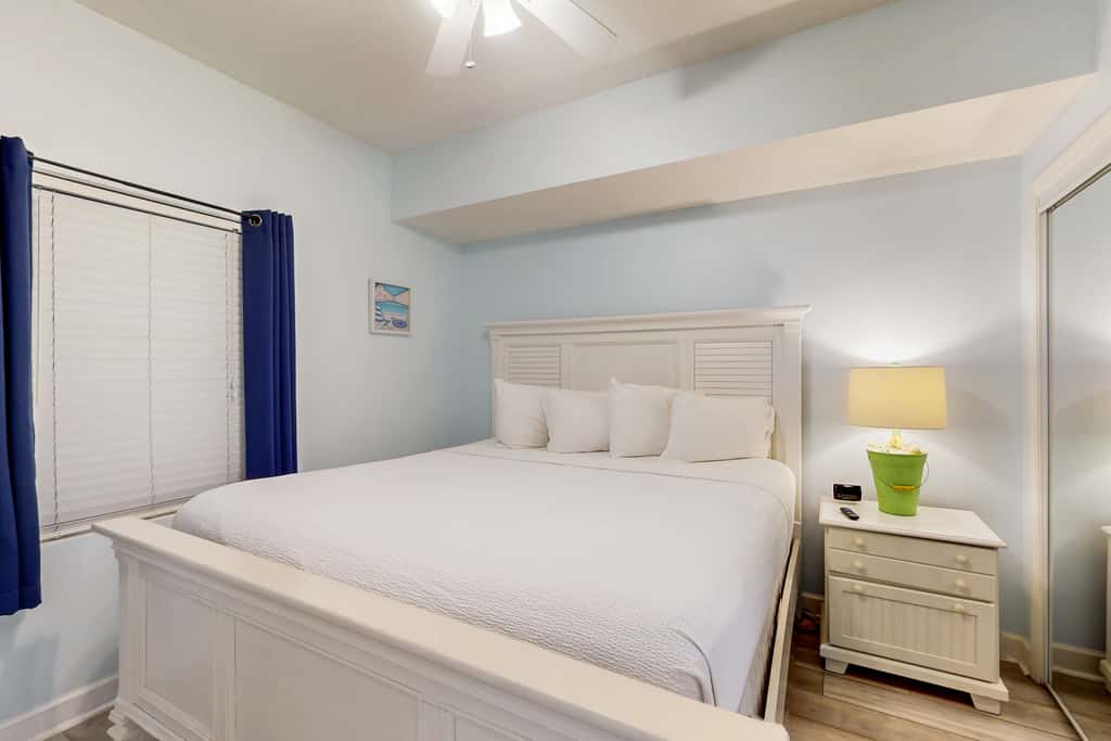 Gorgeous condo with private balcony, shared pool & beach access
