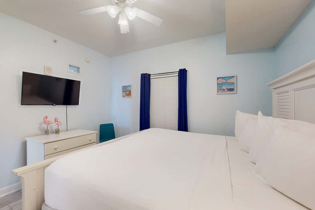 Gorgeous condo with private balcony, shared pool & beach access
