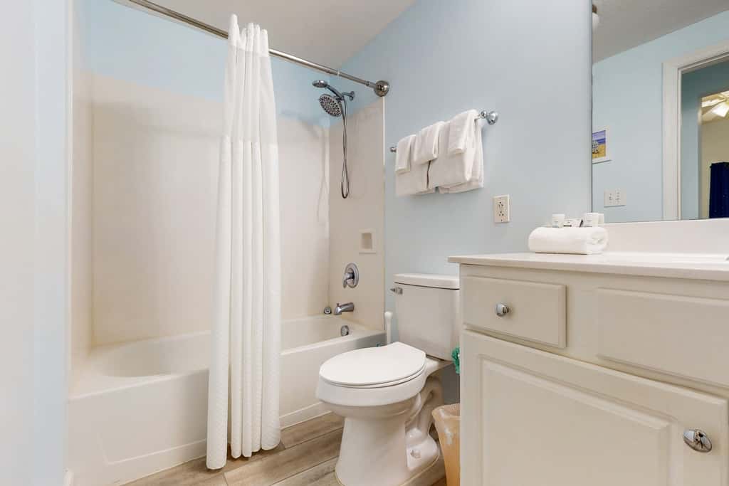 Gorgeous condo with private balcony, shared pool & beach access