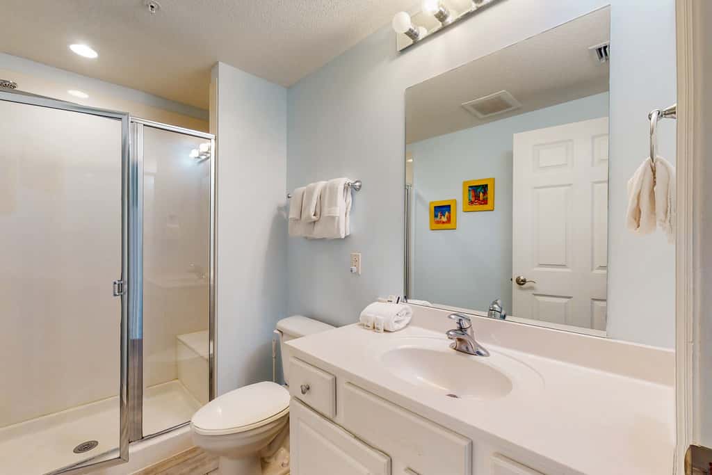 Gorgeous condo with private balcony, shared pool & beach access