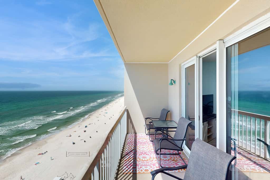 Gorgeous condo with private balcony, shared pool & beach access
