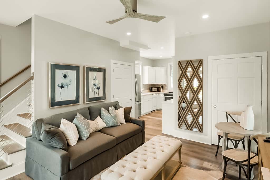 Charming beachfront getaway with a pool & sports courts - Snowbird-friendly