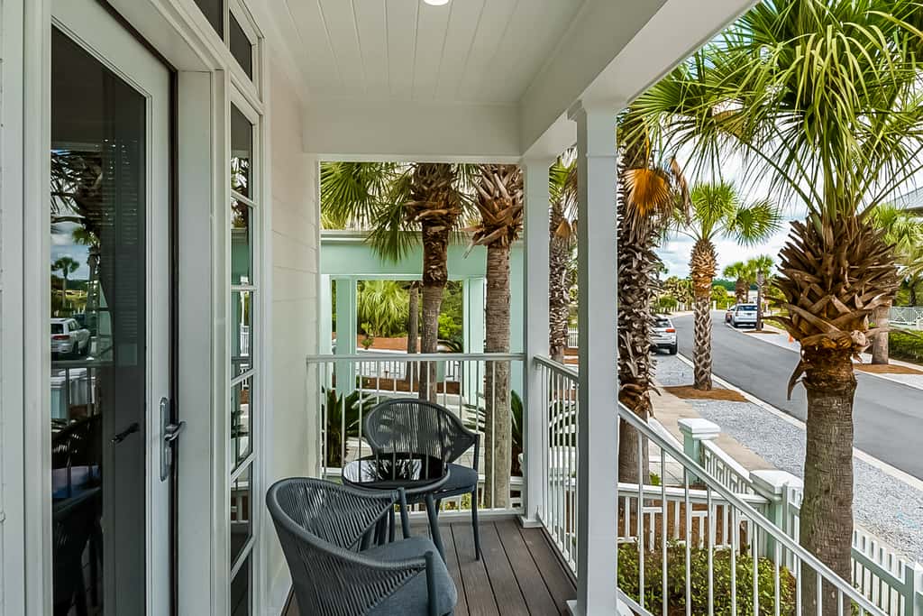 Charming beachfront getaway with a pool & sports courts - Snowbird-friendly