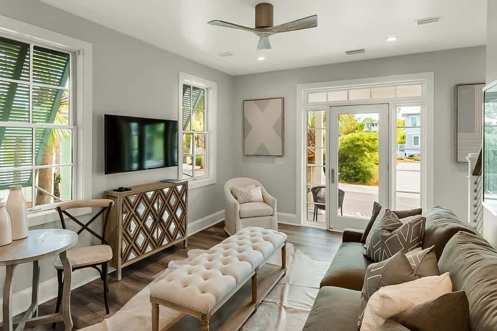 Charming beachfront getaway with a pool & sports courts - Snowbird-friendly