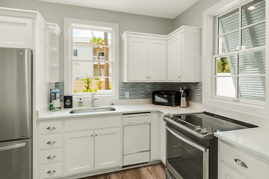 Charming beachfront getaway with a pool & sports courts - Snowbird-friendly