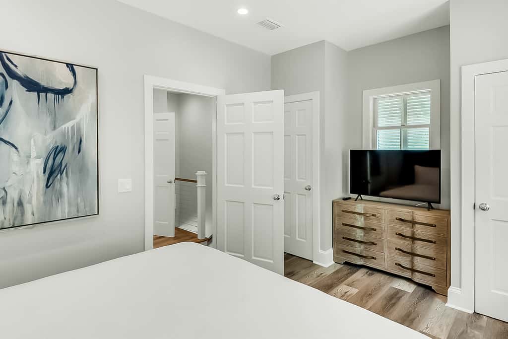 Charming beachfront getaway with a pool & sports courts - Snowbird-friendly
