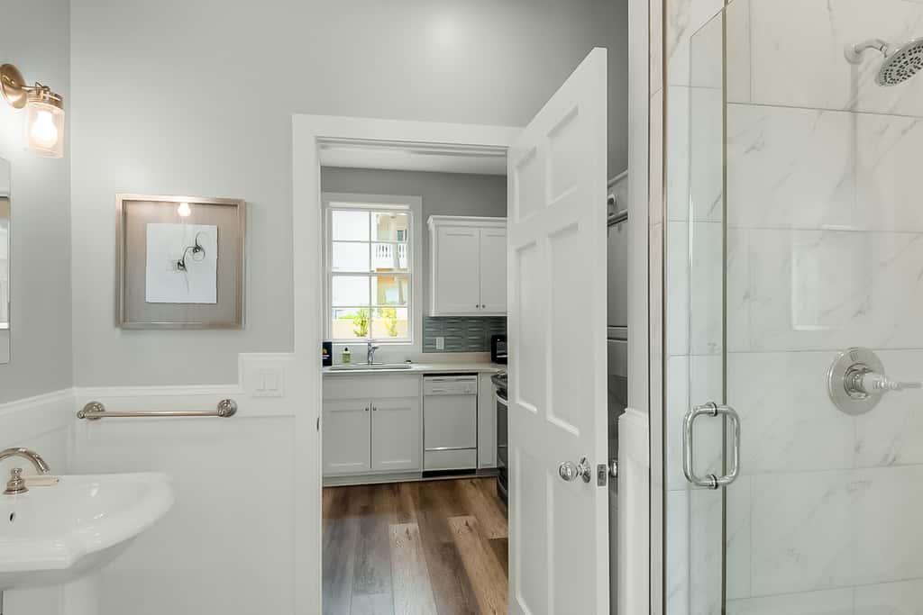 Charming beachfront getaway with a pool & sports courts - Snowbird-friendly