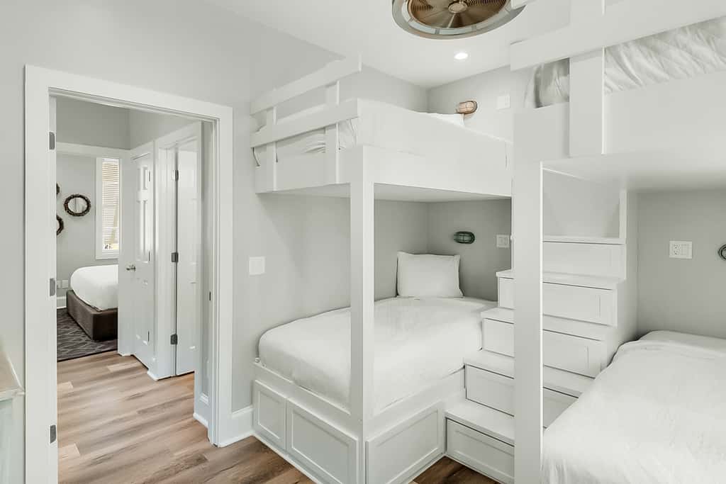 Charming beachfront getaway with a pool & sports courts - Snowbird-friendly