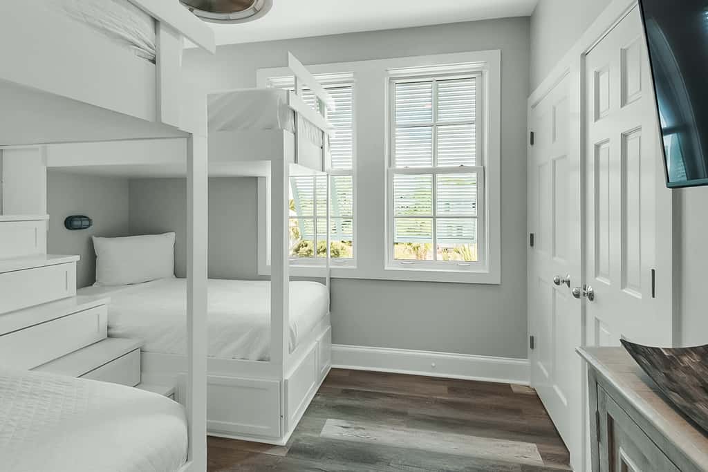 Charming beachfront getaway with a pool & sports courts - Snowbird-friendly