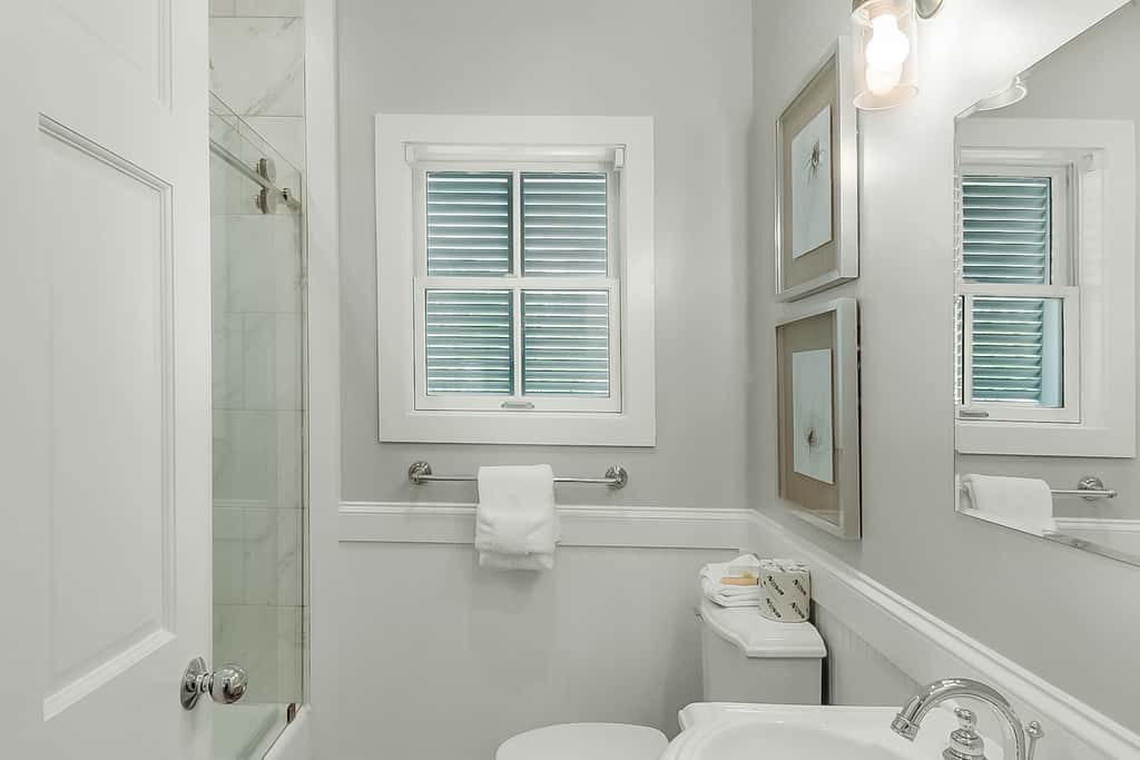 Charming beachfront getaway with a pool & sports courts - Snowbird-friendly