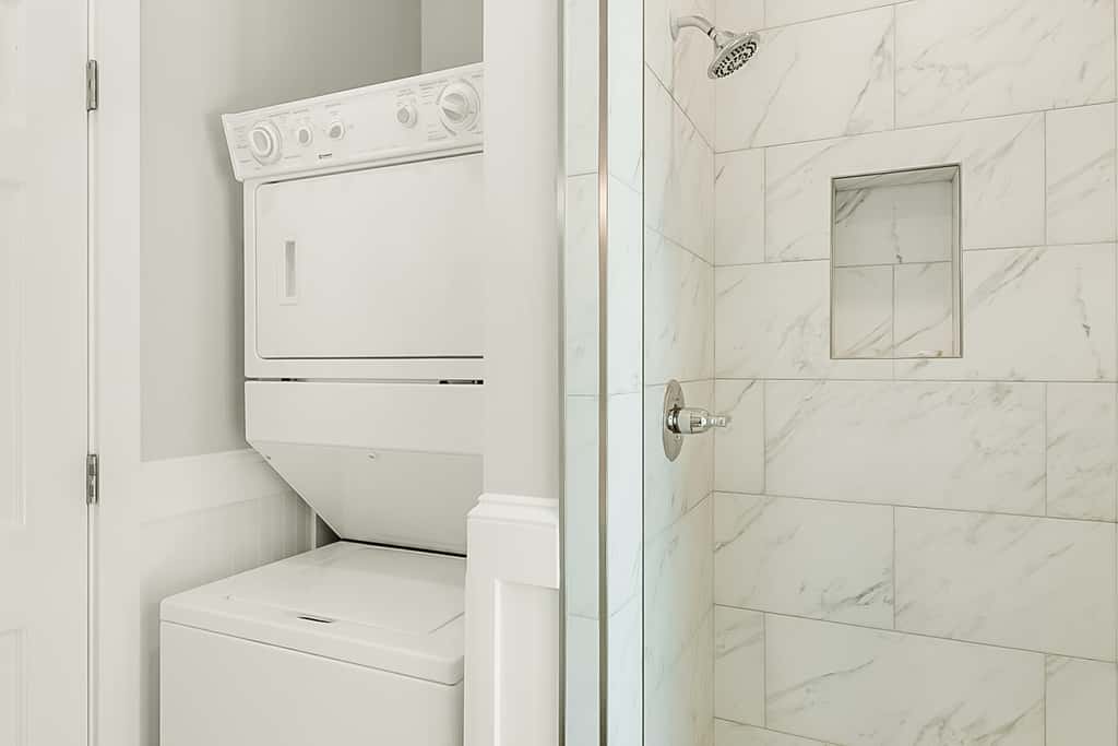 Charming beachfront getaway with a pool & sports courts - Snowbird-friendly