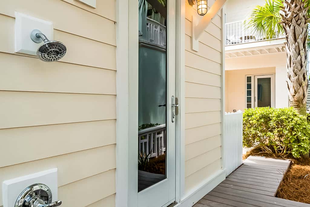 Charming beachfront getaway with a pool & sports courts - Snowbird-friendly