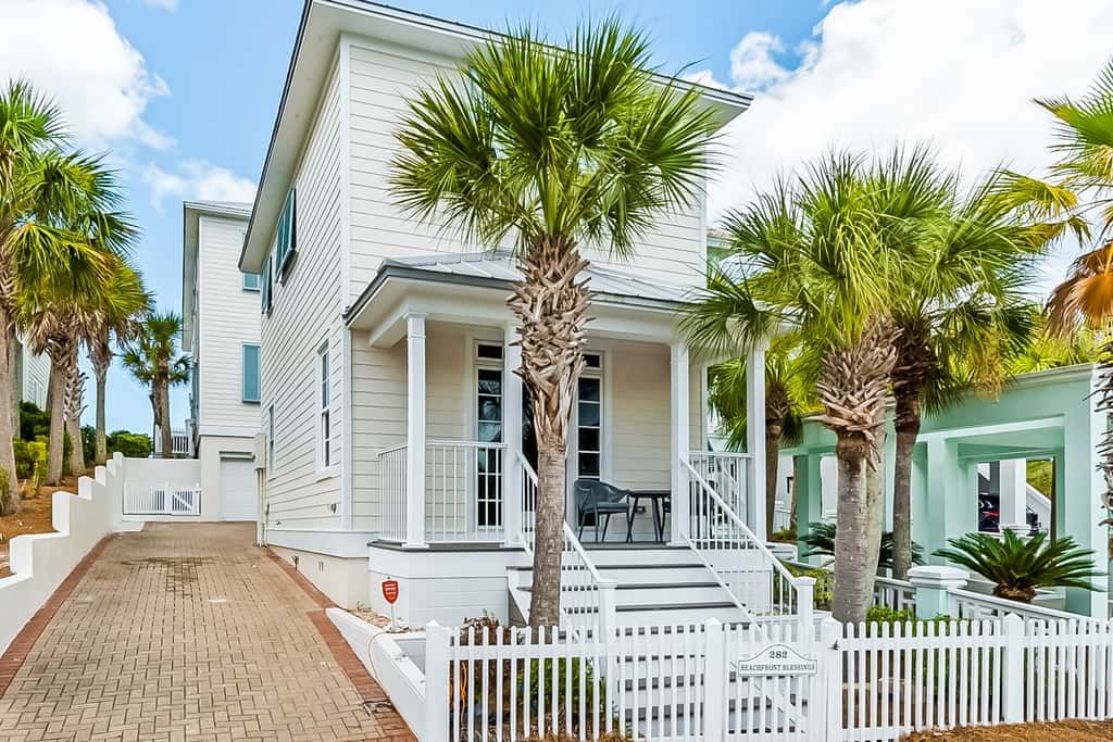 Charming beachfront getaway with a pool & sports courts - Snowbird-friendly
