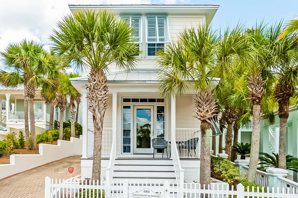 Charming beachfront getaway with a pool & sports courts - Snowbird-friendly