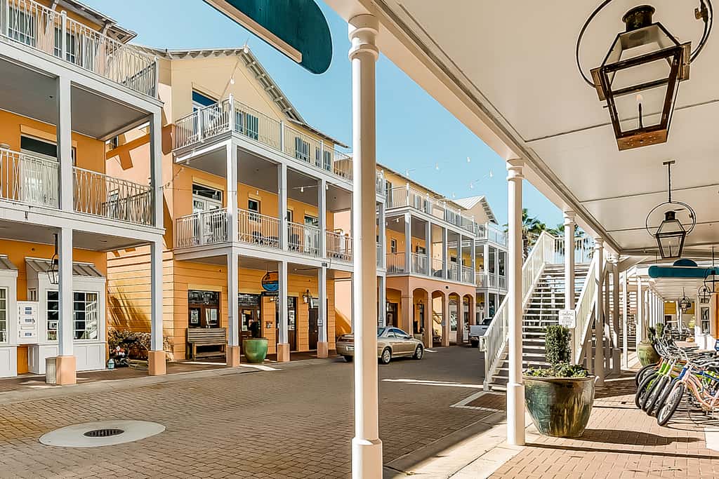 Charming beachfront getaway with a pool & sports courts - Snowbird-friendly
