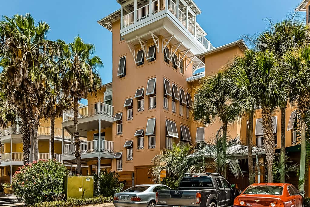 Charming beachfront getaway with a pool & sports courts - Snowbird-friendly