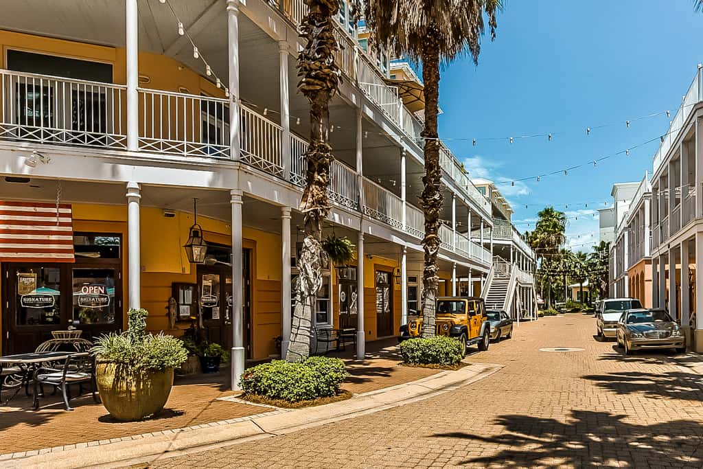 Charming beachfront getaway with a pool & sports courts - Snowbird-friendly