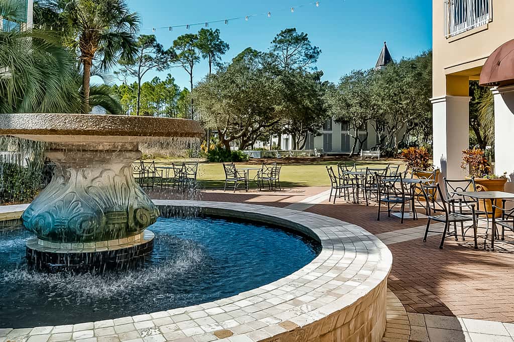 Charming beachfront getaway with a pool & sports courts - Snowbird-friendly