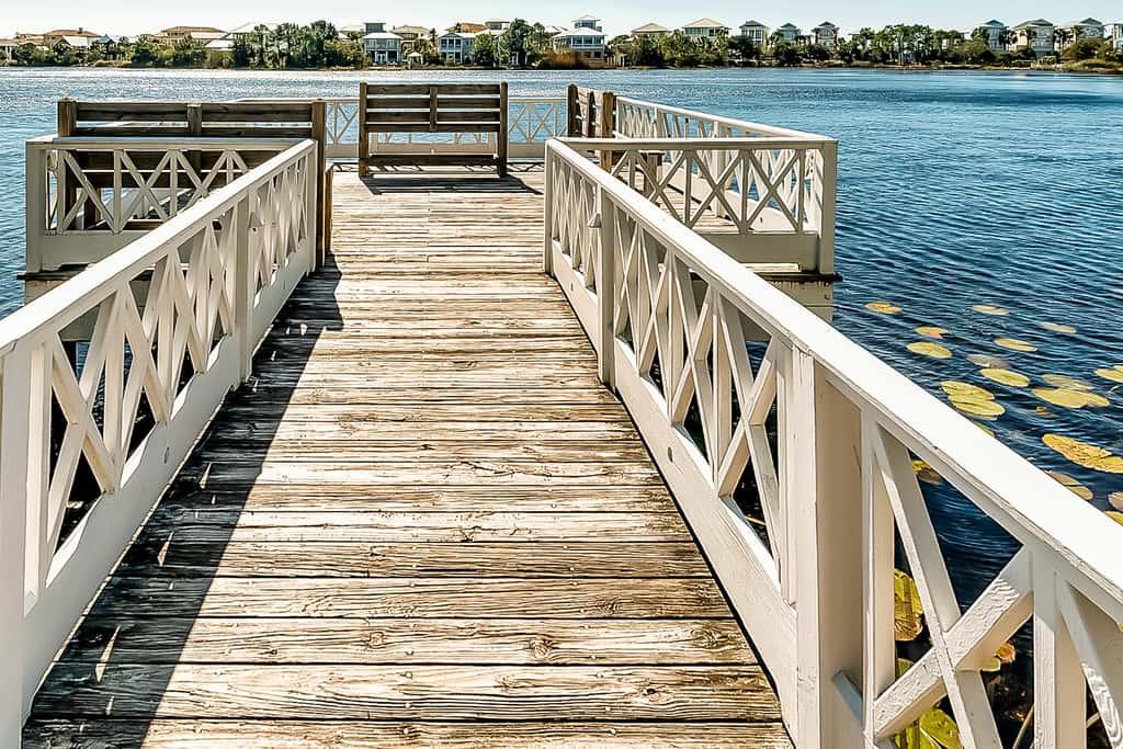 Charming beachfront getaway with a pool & sports courts - Snowbird-friendly