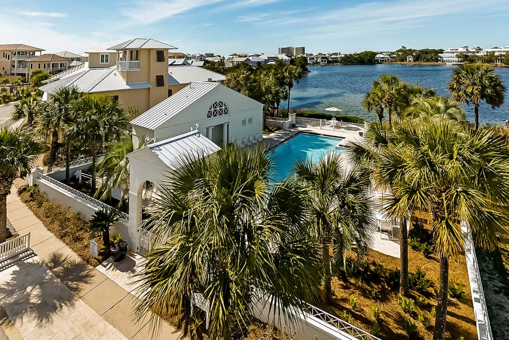 Charming beachfront getaway with a pool & sports courts - Snowbird-friendly