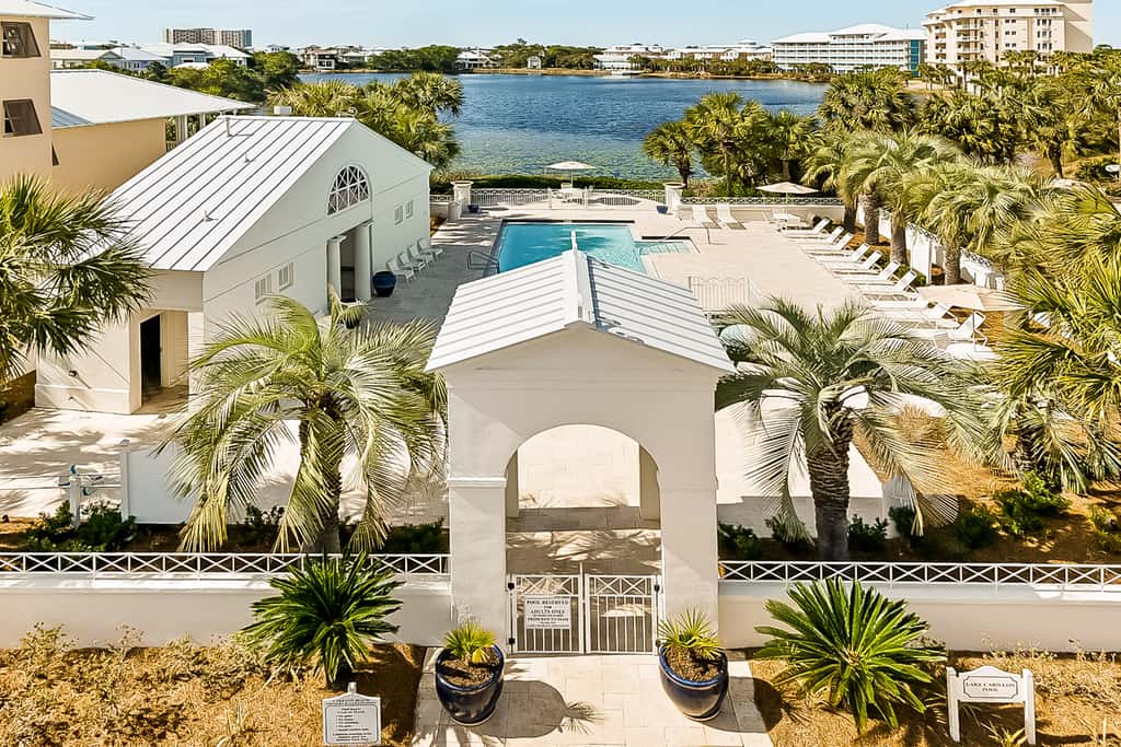 Charming beachfront getaway with a pool & sports courts - Snowbird-friendly