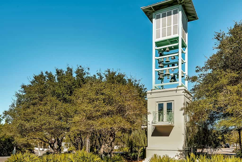 Charming beachfront getaway with a pool & sports courts - Snowbird-friendly
