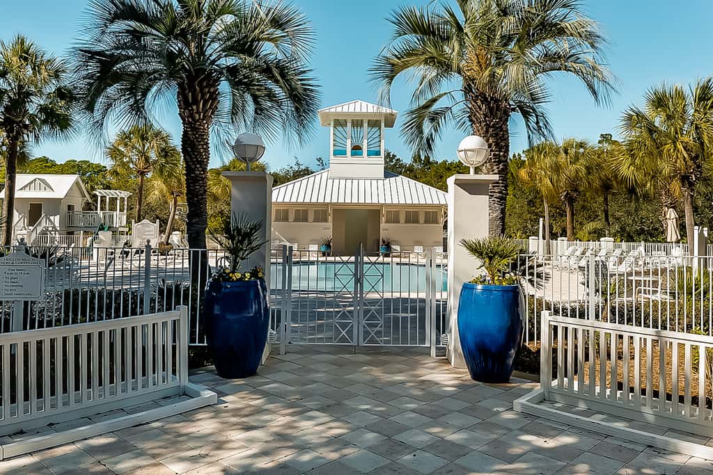 Charming beachfront getaway with a pool & sports courts - Snowbird-friendly