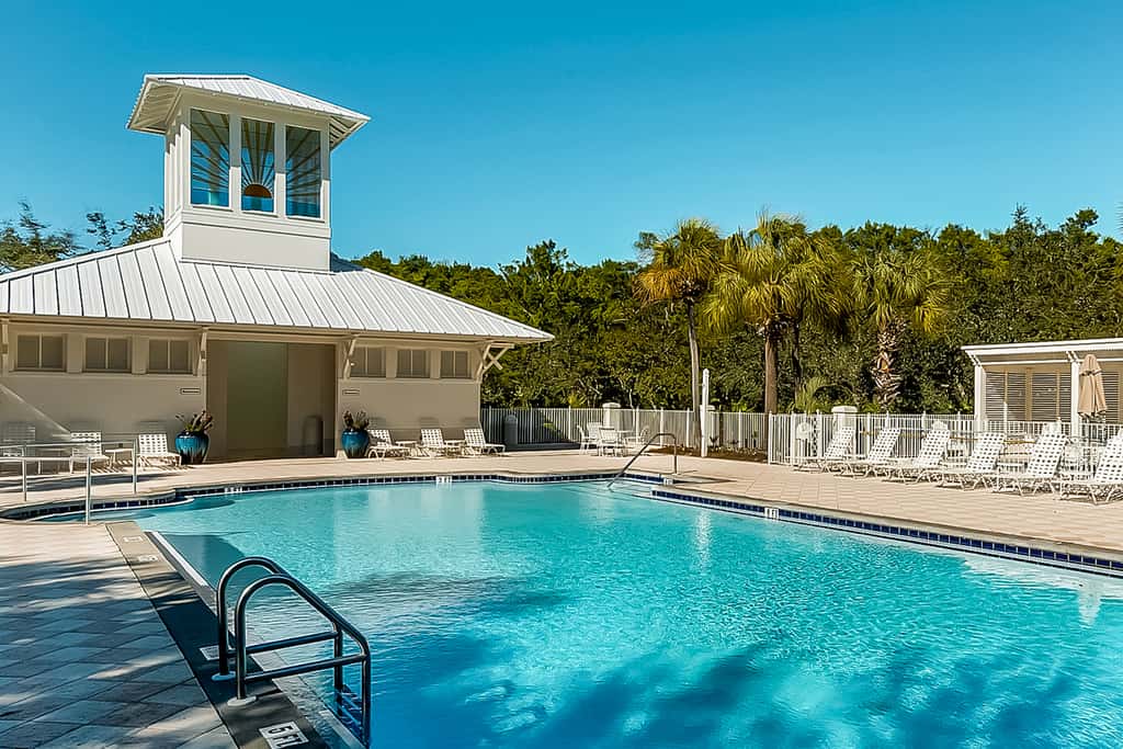 Charming beachfront getaway with a pool & sports courts - Snowbird-friendly