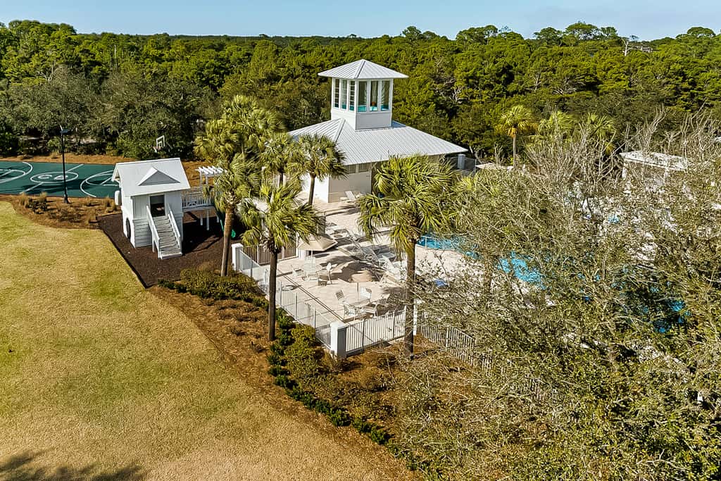 Charming beachfront getaway with a pool & sports courts - Snowbird-friendly