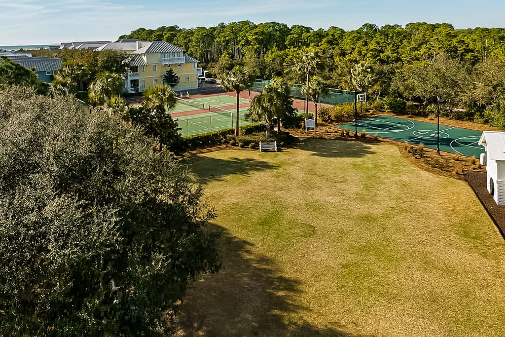 Charming beachfront getaway with a pool & sports courts - Snowbird-friendly