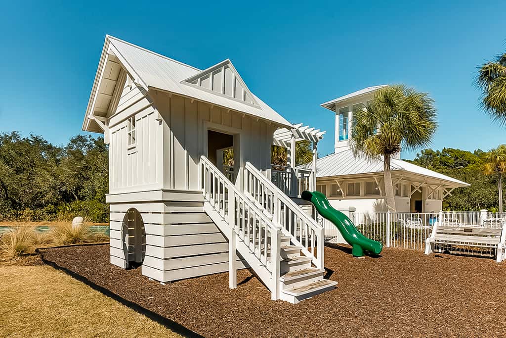 Charming beachfront getaway with a pool & sports courts - Snowbird-friendly