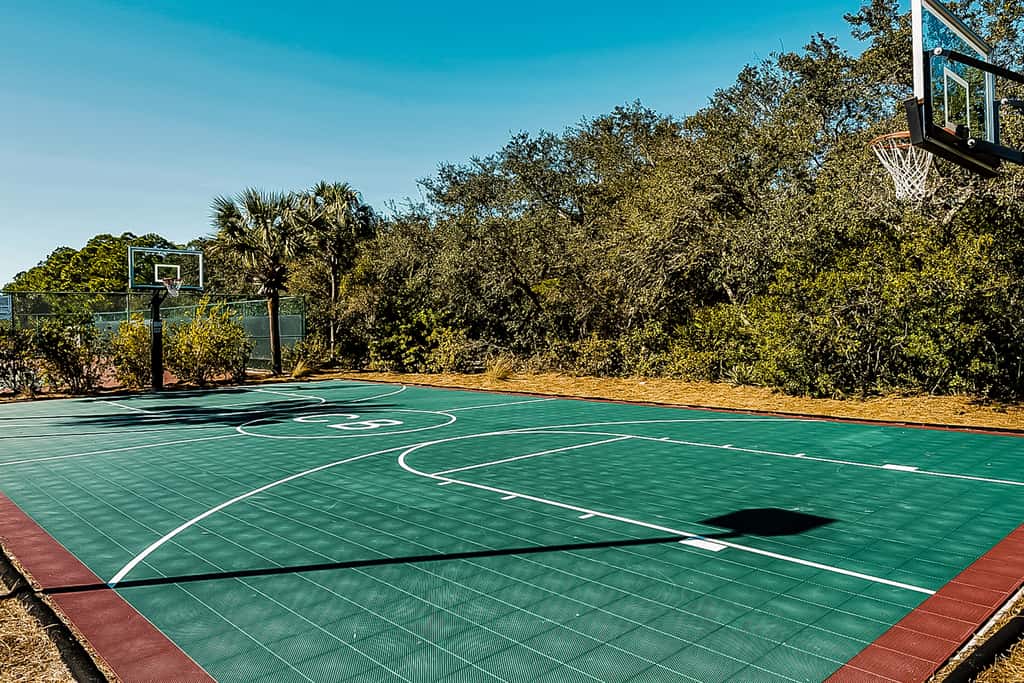 Charming beachfront getaway with a pool & sports courts - Snowbird-friendly