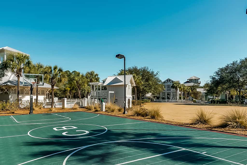 Charming beachfront getaway with a pool & sports courts - Snowbird-friendly