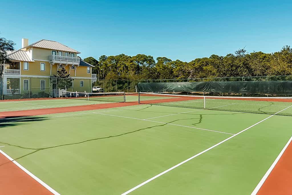 Charming beachfront getaway with a pool & sports courts - Snowbird-friendly
